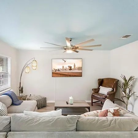 Uptown Gem The Castaway Cottage, Dog Friendly!
